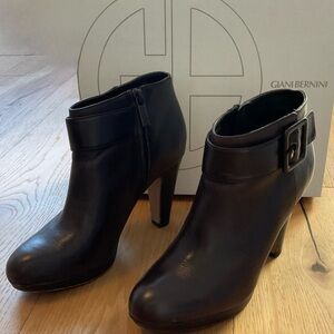 Gianni Bernini Ebony Leather Ankle Booties, Size 7M